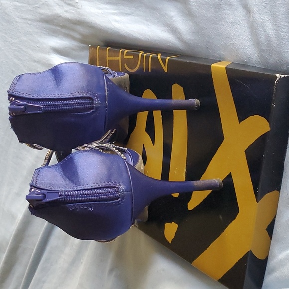 2/$10 Fioni  Blue Rinstone Heels-Size 10 - Picture 4 of 4